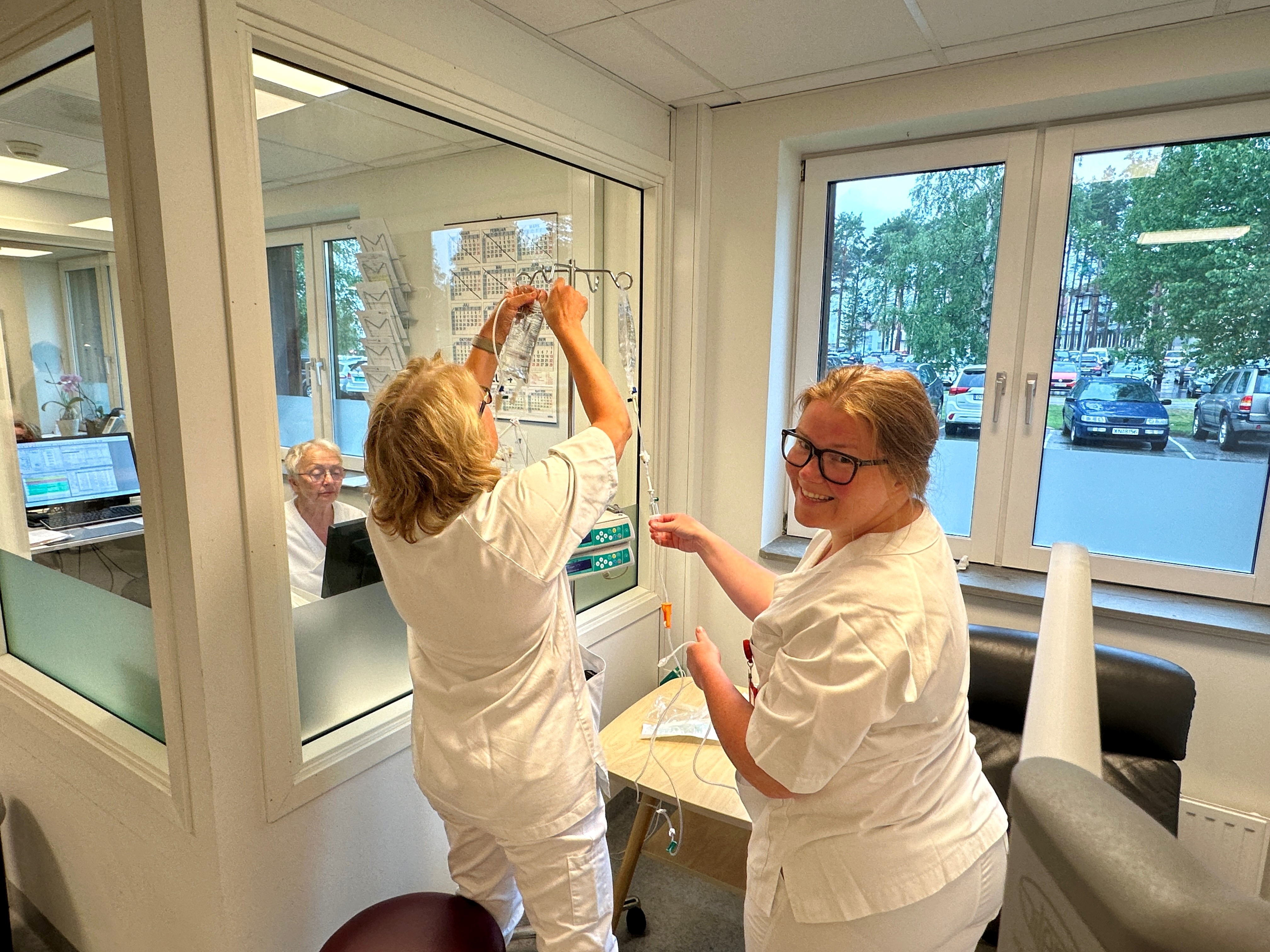 En person i hvit laboratoriefrakk