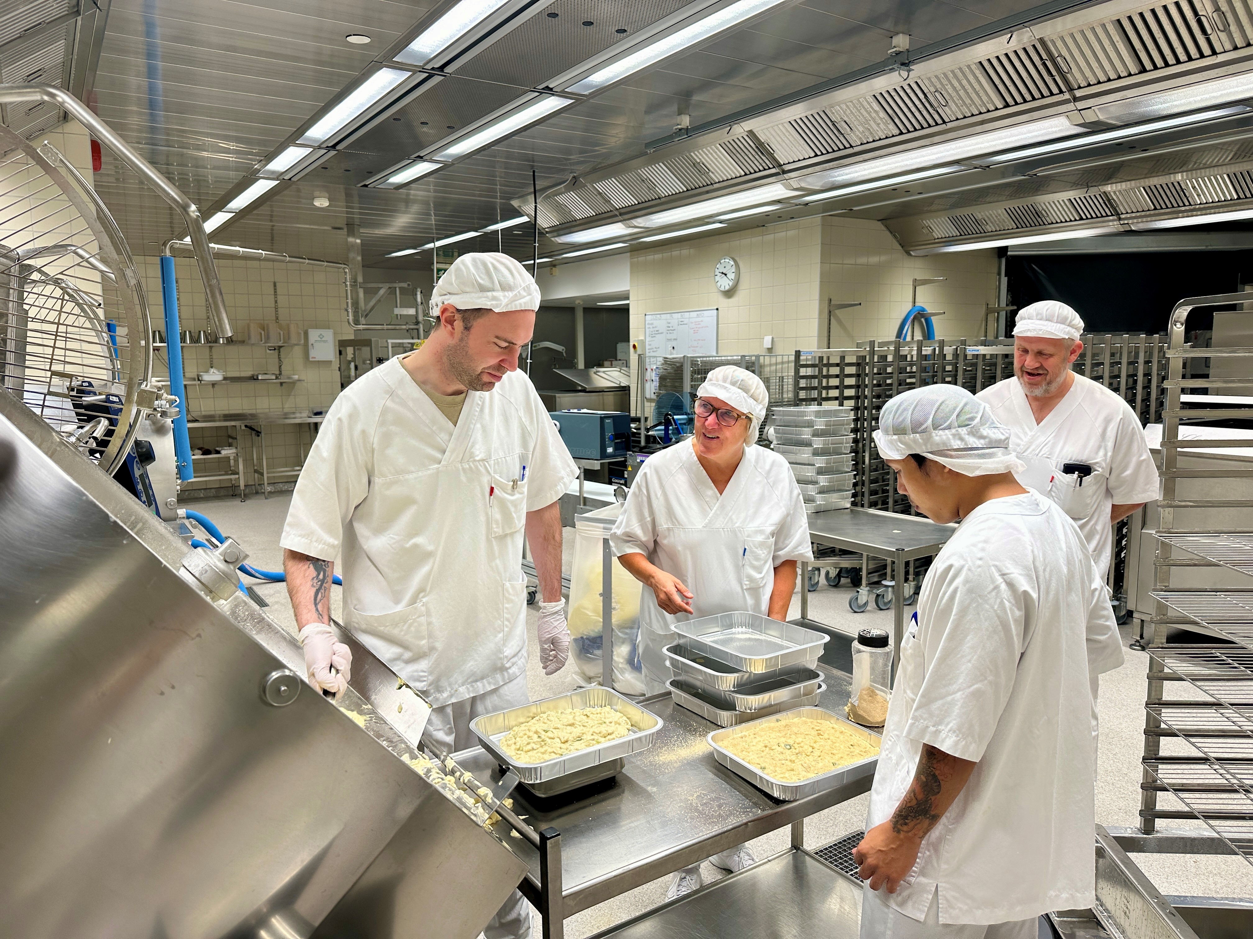 En gruppe kokker på et kjøkken