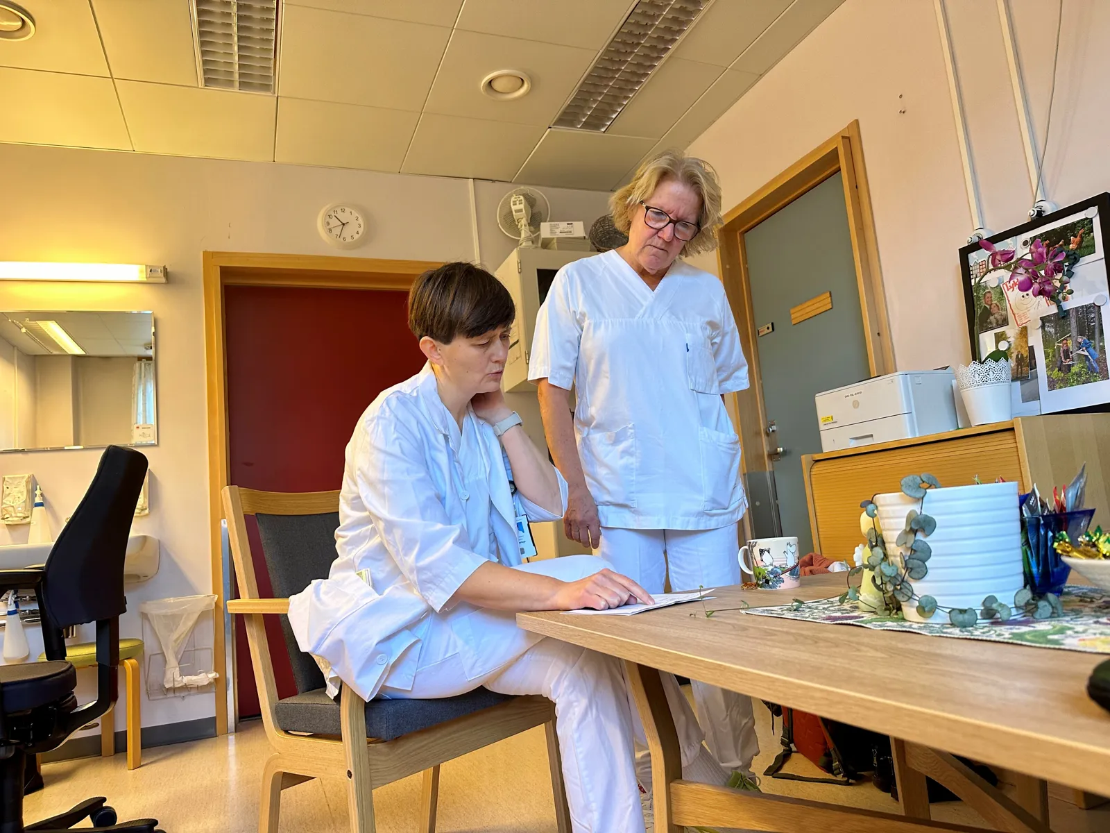 En mann og en gutt i et rom med bord og stoler