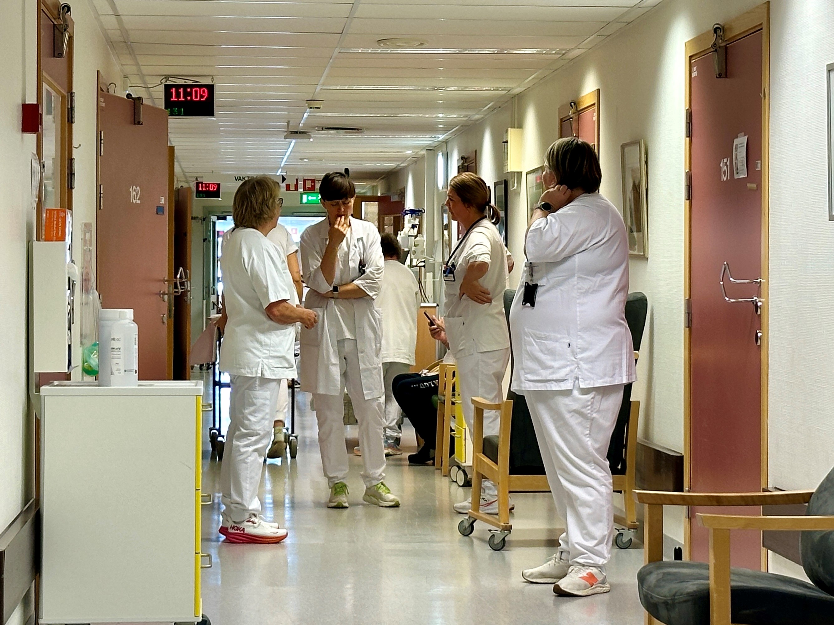 En gruppe mennesker i hvite uniformer