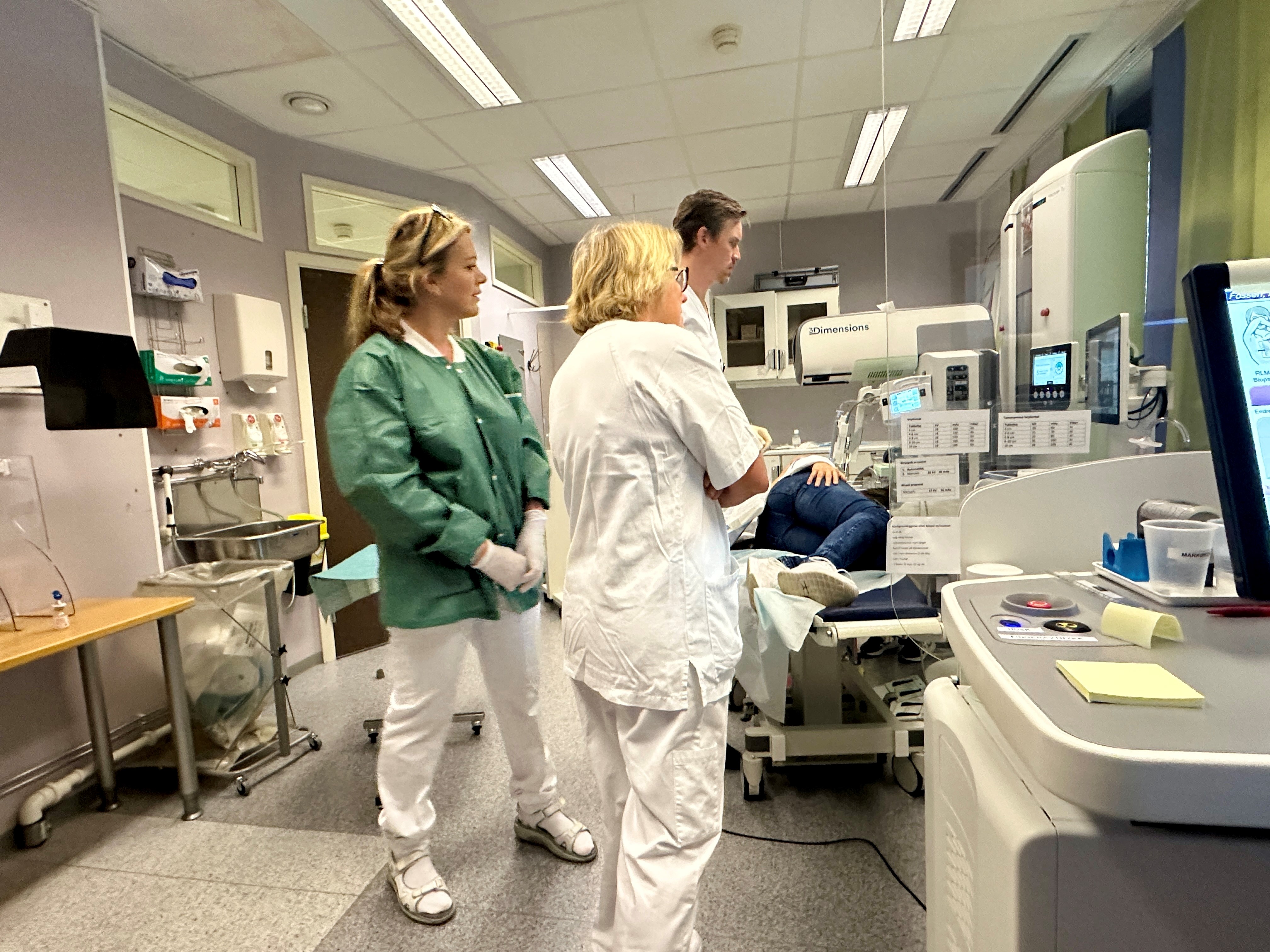 Noen få personer i et rom