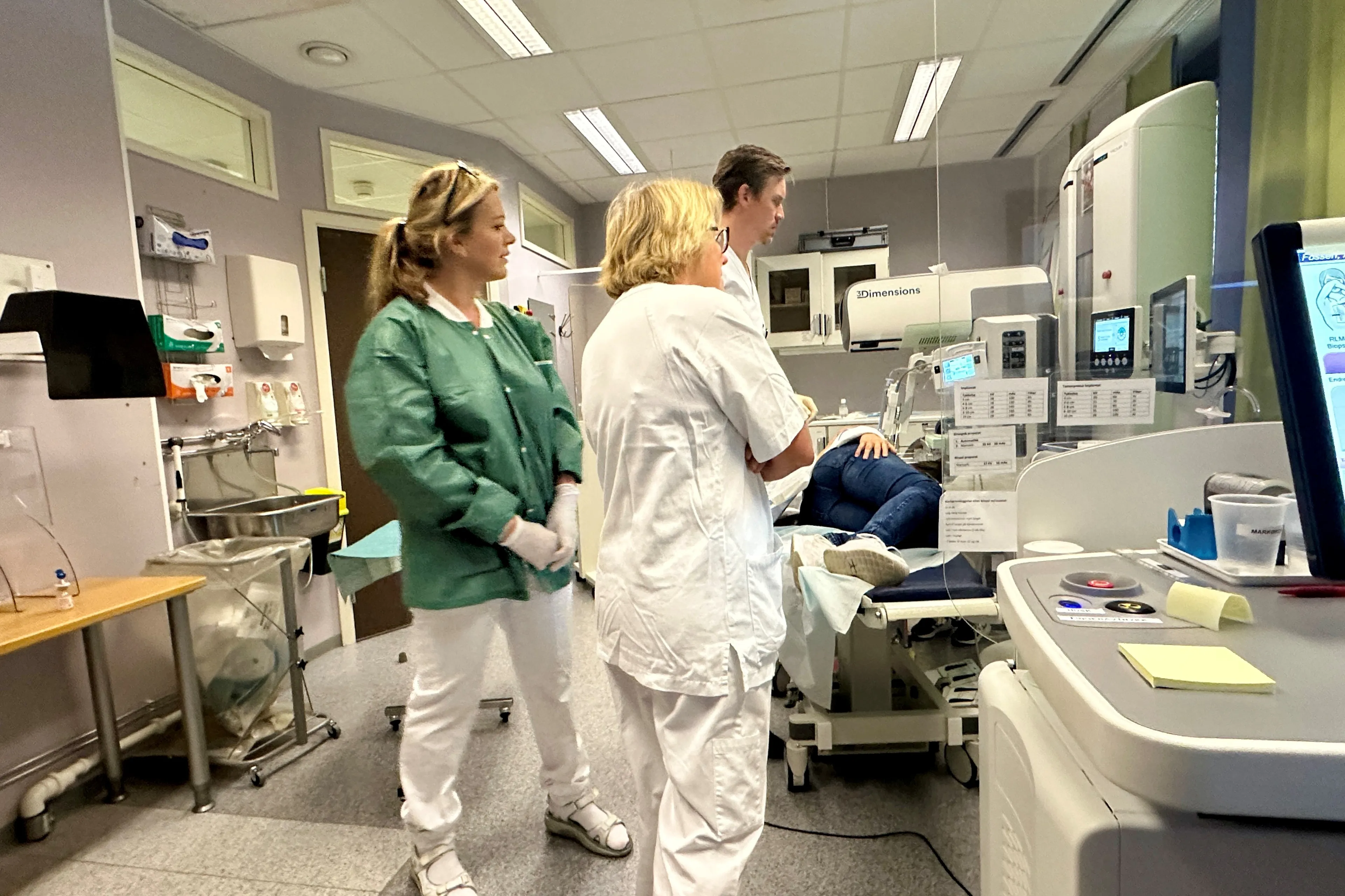 Noen få personer i et rom