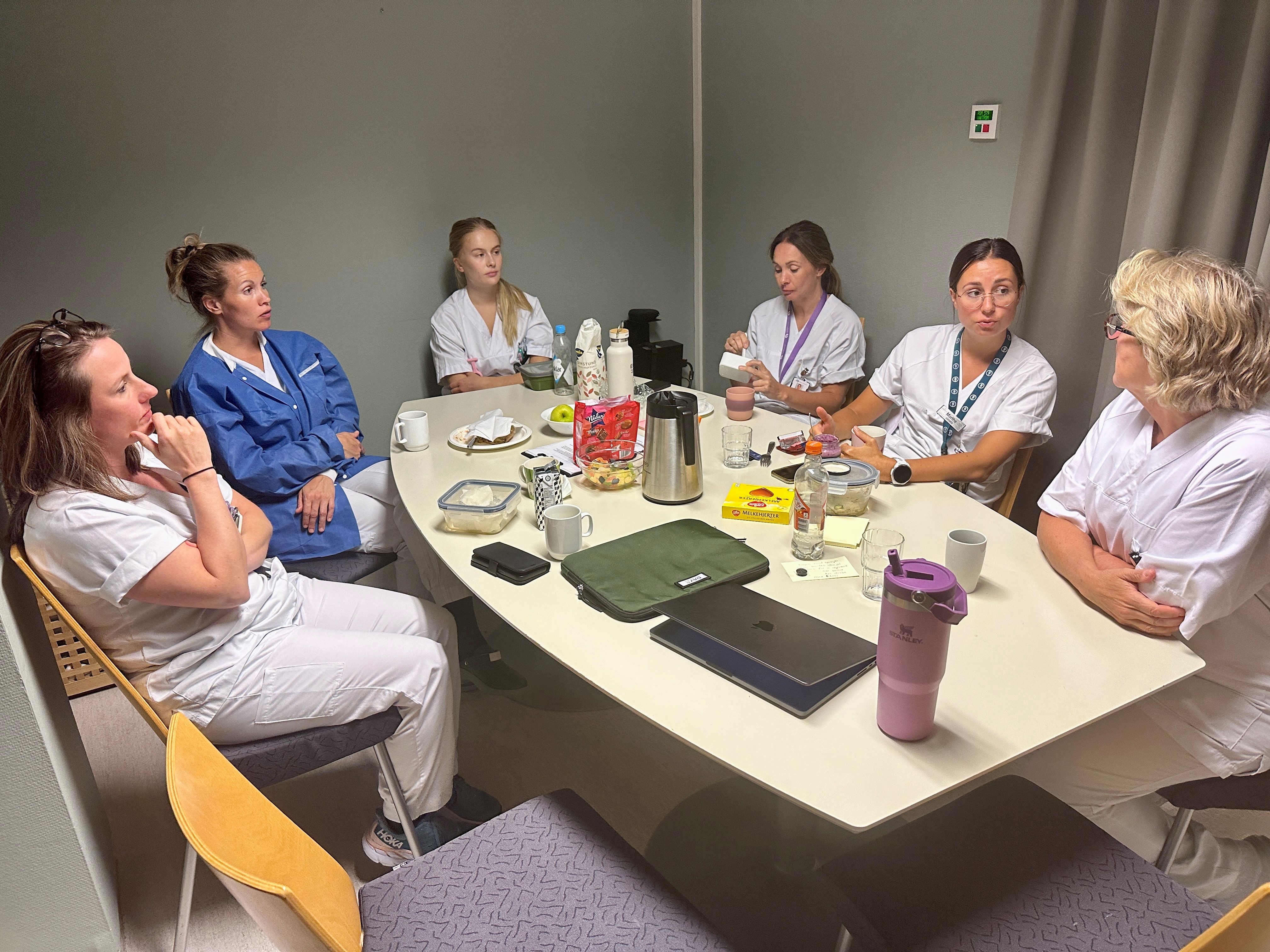 En gruppe kvinner som sitter rundt et bord