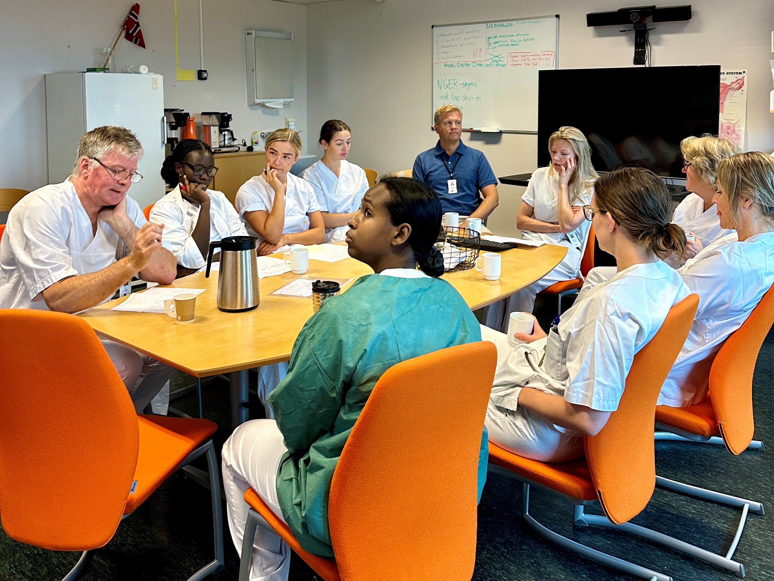 En gruppe mennesker som sitter rundt et bord