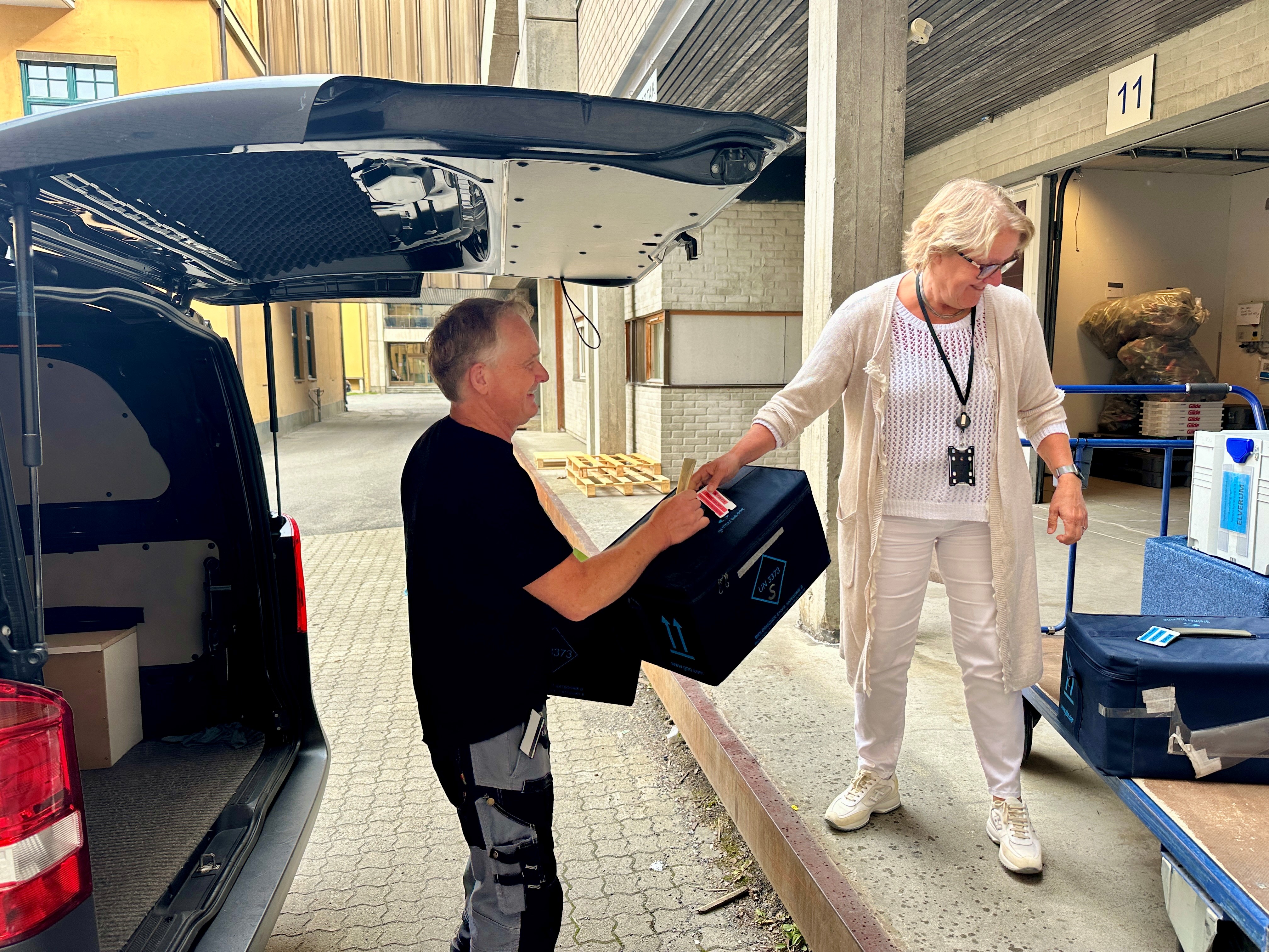 En mann og en kvinne med bagasje