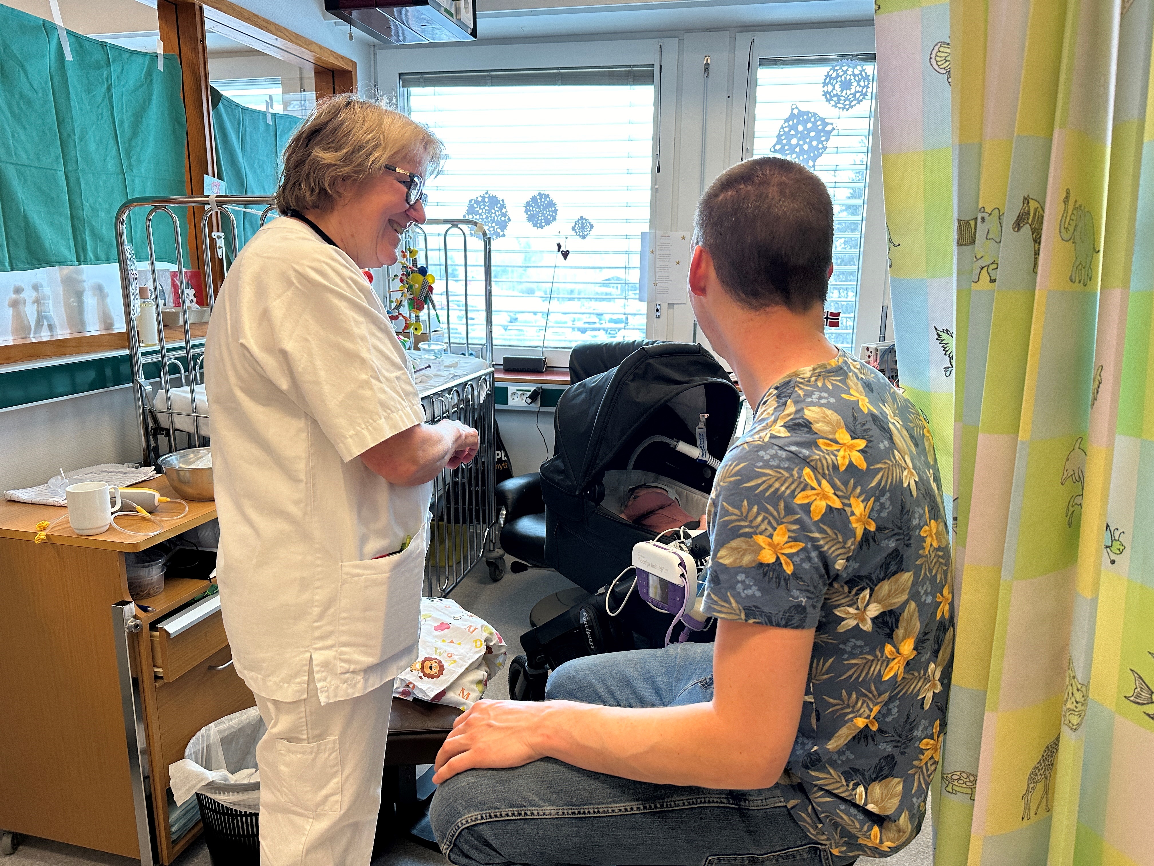 En mann som får sjekket blodtrykket