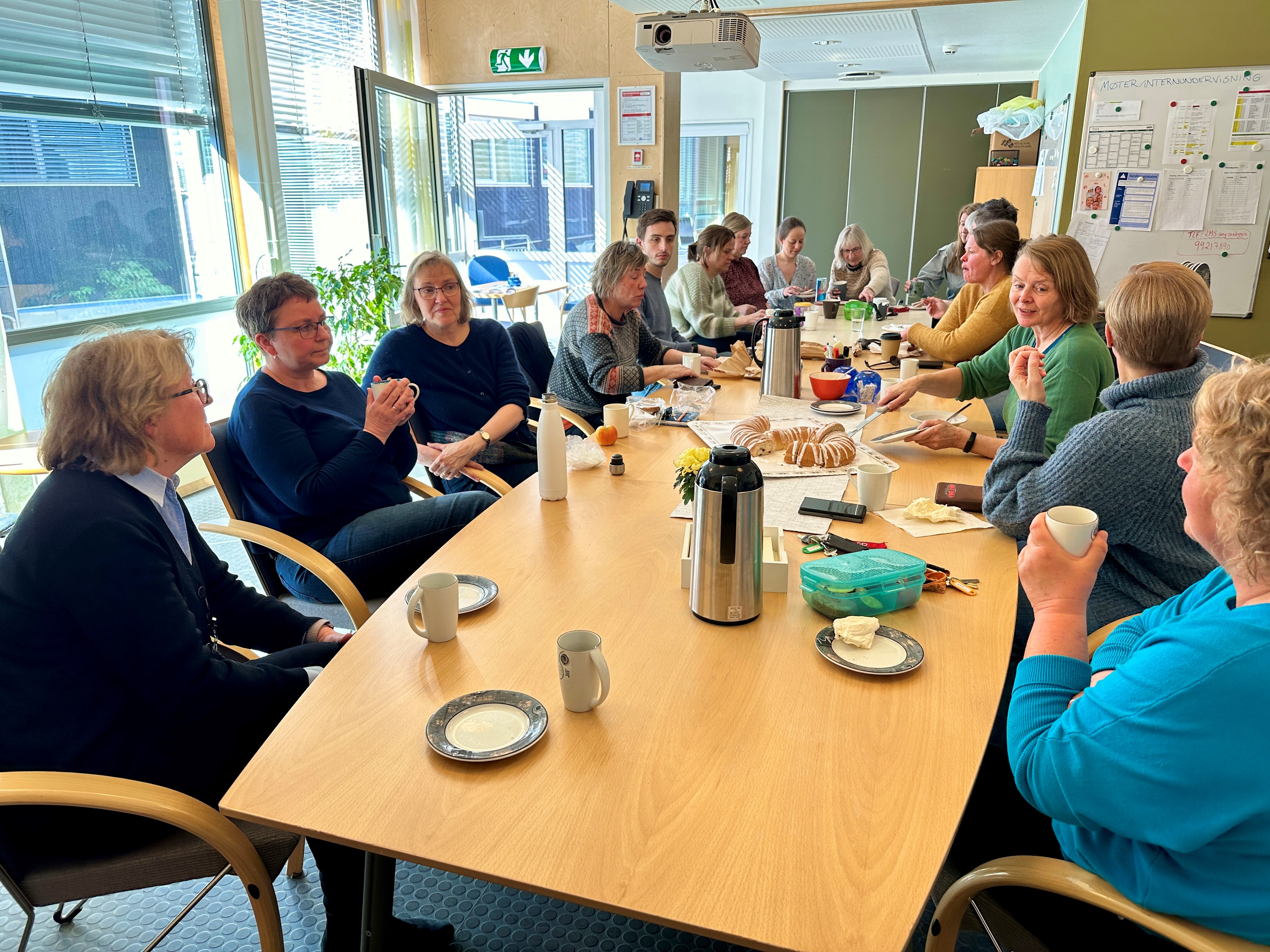 En gruppe mennesker som sitter ved et bord