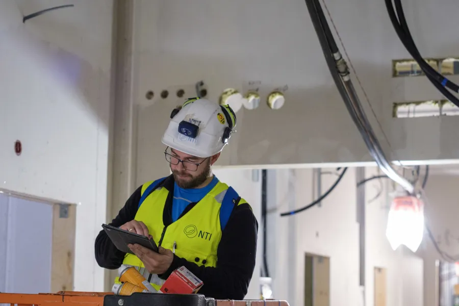 En person som har på seg hjelm og vernebriller