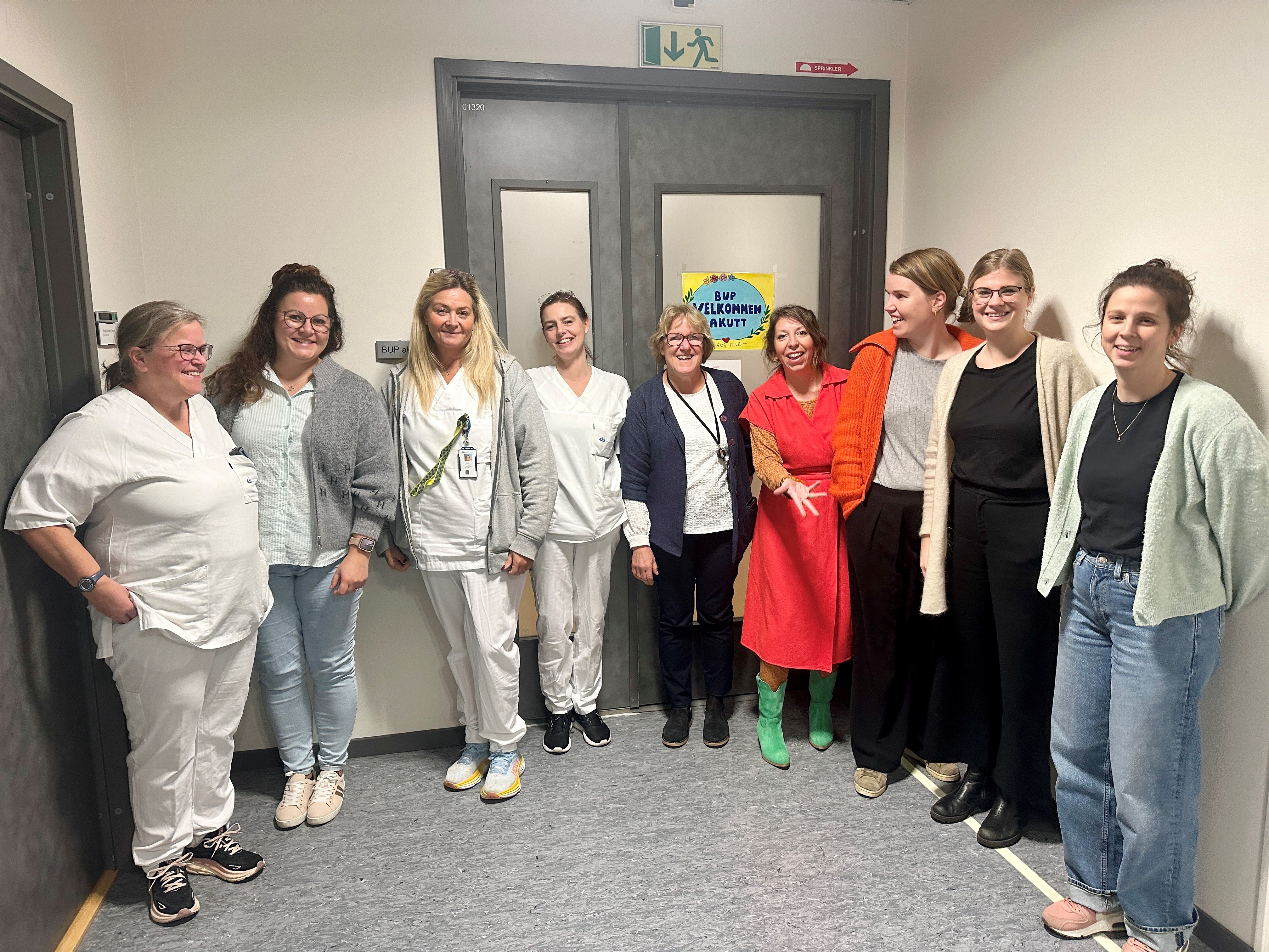 En gruppe mennesker som poserer for et bilde