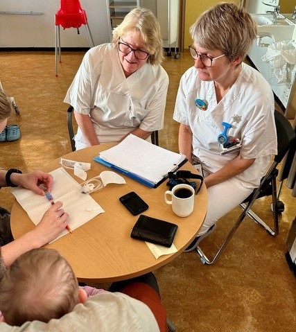 Noen få kvinner som jobber ved et bord