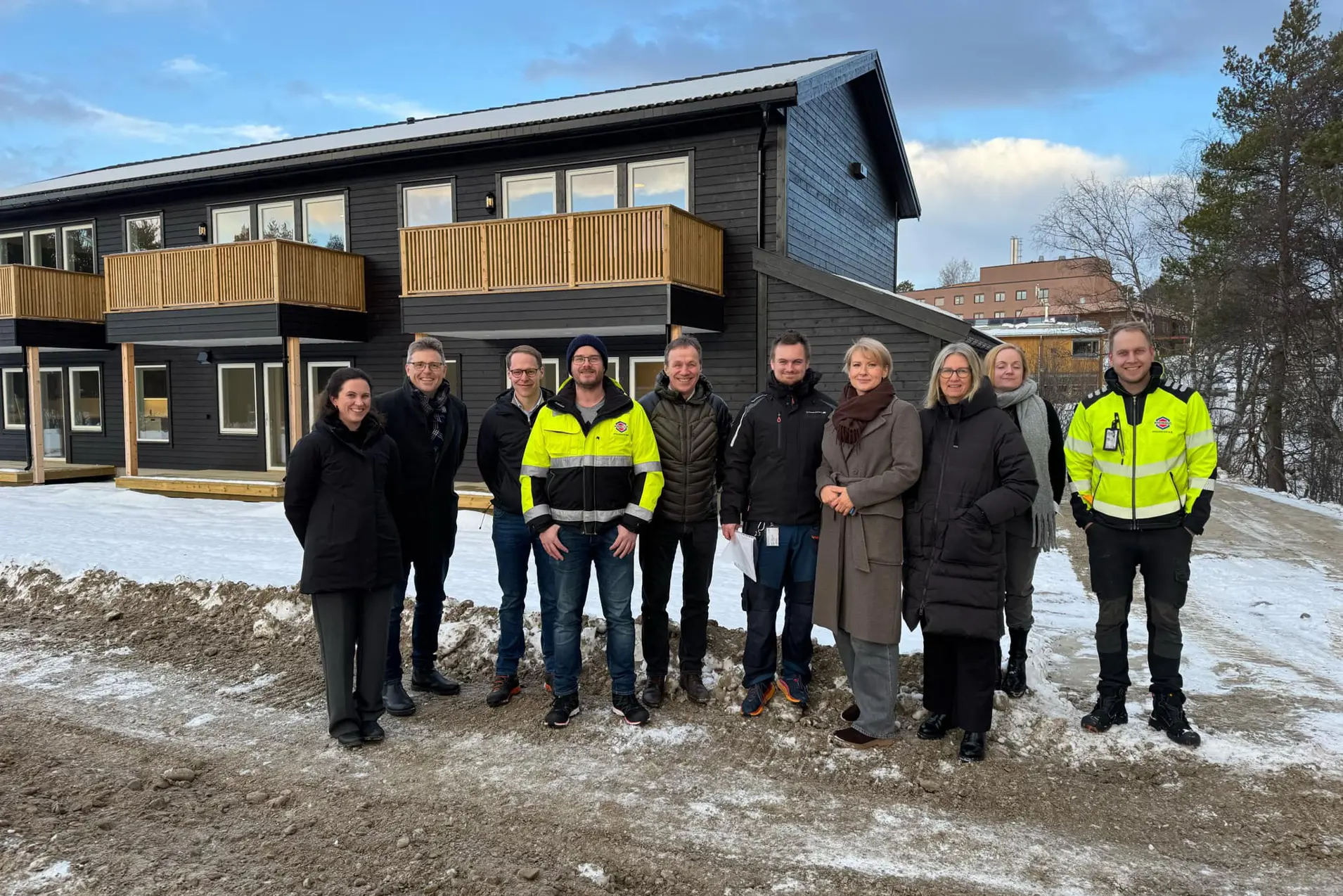 En gruppe mennesker foran ny 6-mannsbolig på Tynset