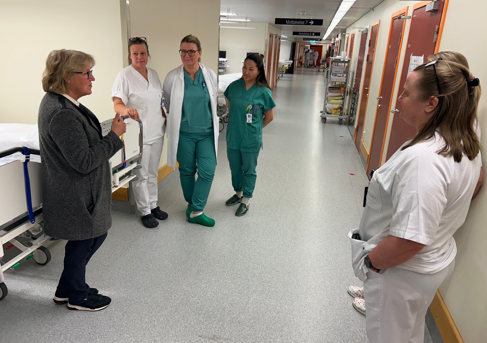 En gruppe personer i et rom