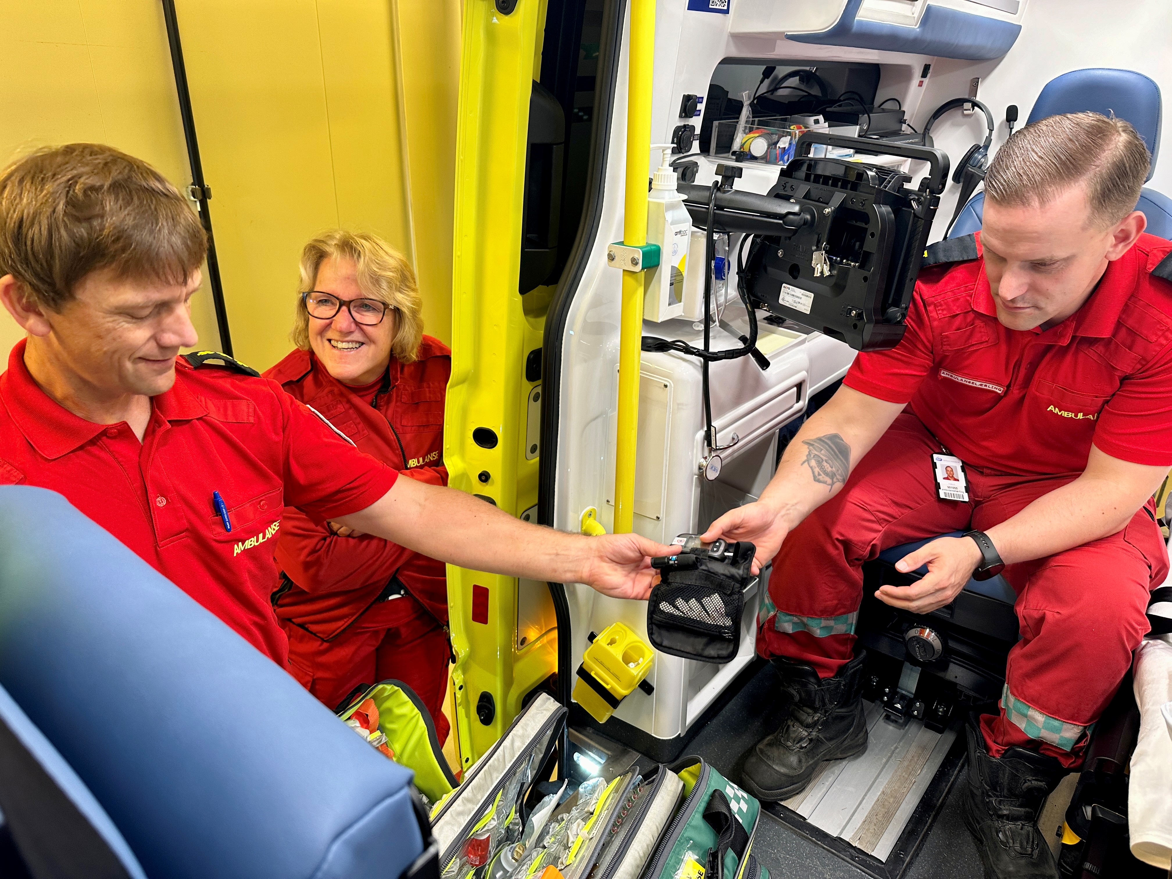 En gruppe mennesker i røde uniformer