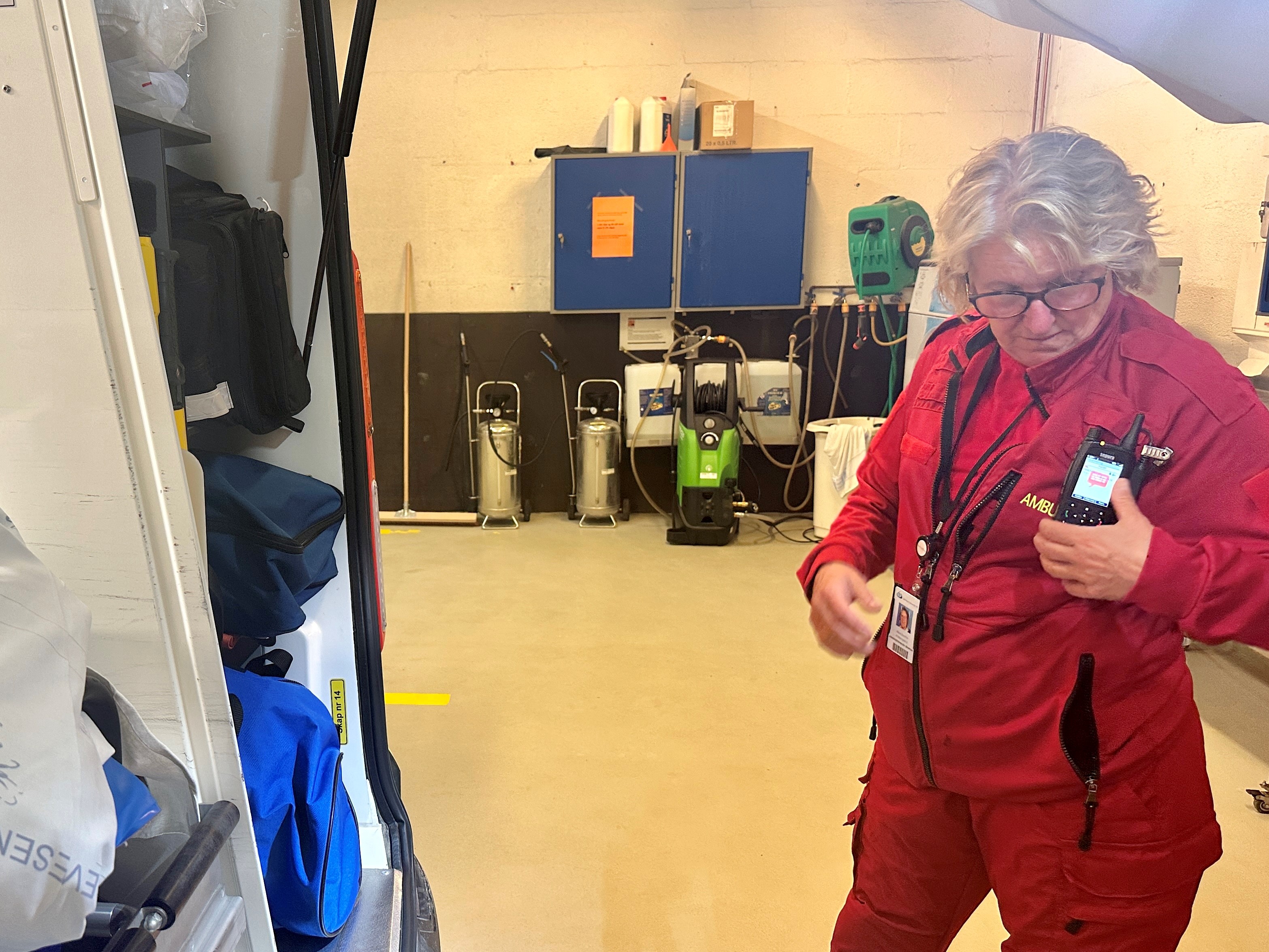 En person som holder en mobiltelefon