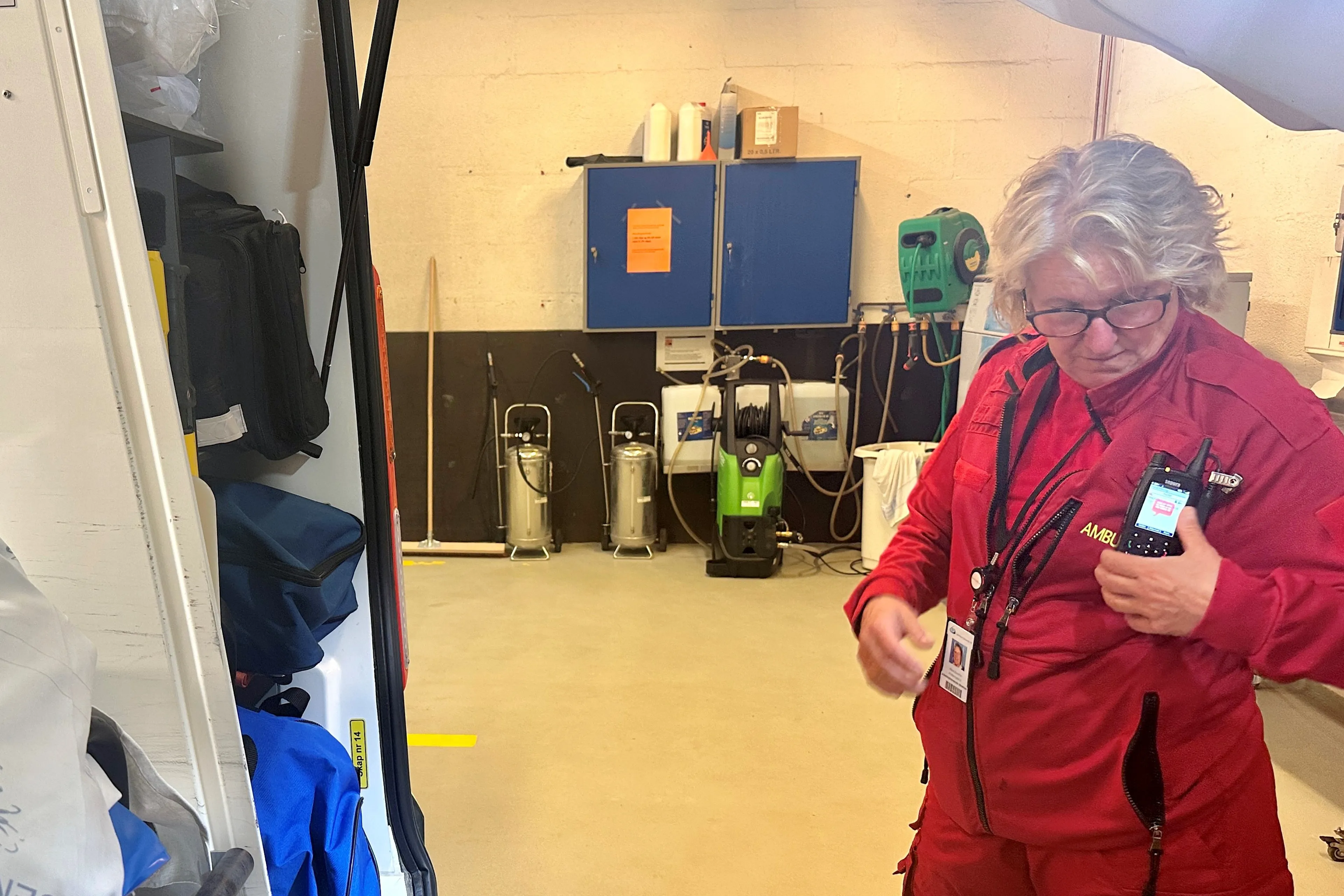 En person som holder en mobiltelefon