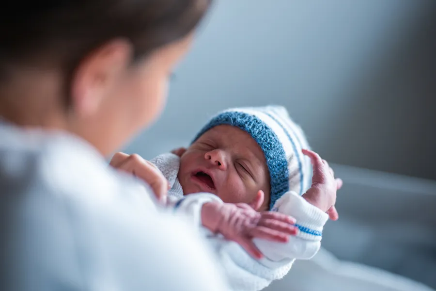 En baby i en persons armer