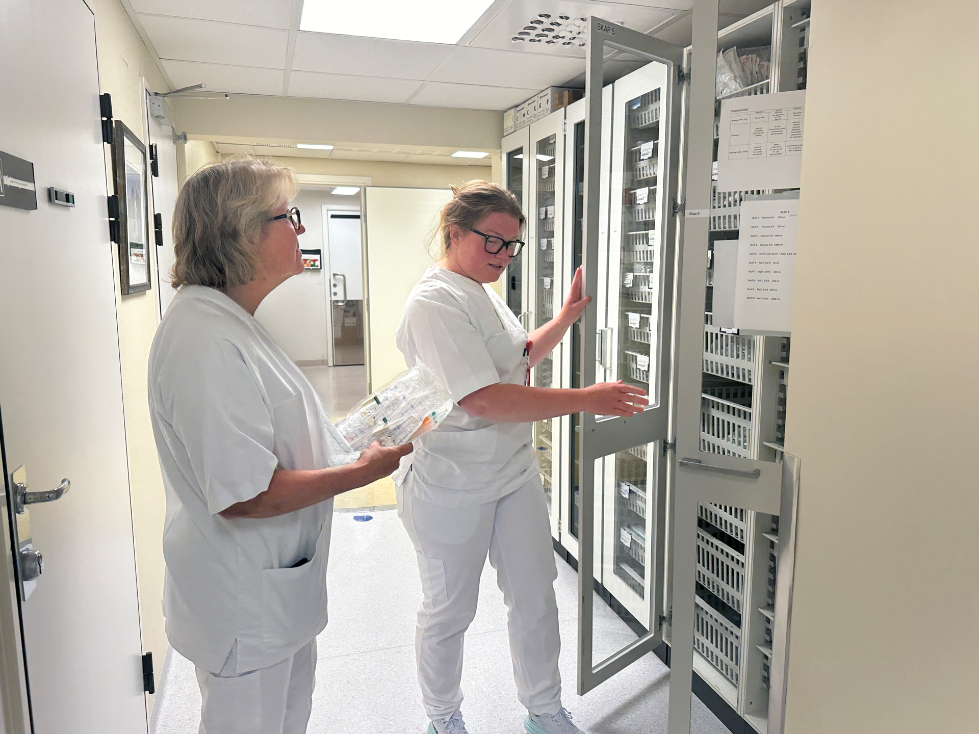 Ansatte i sykehuskorridor.