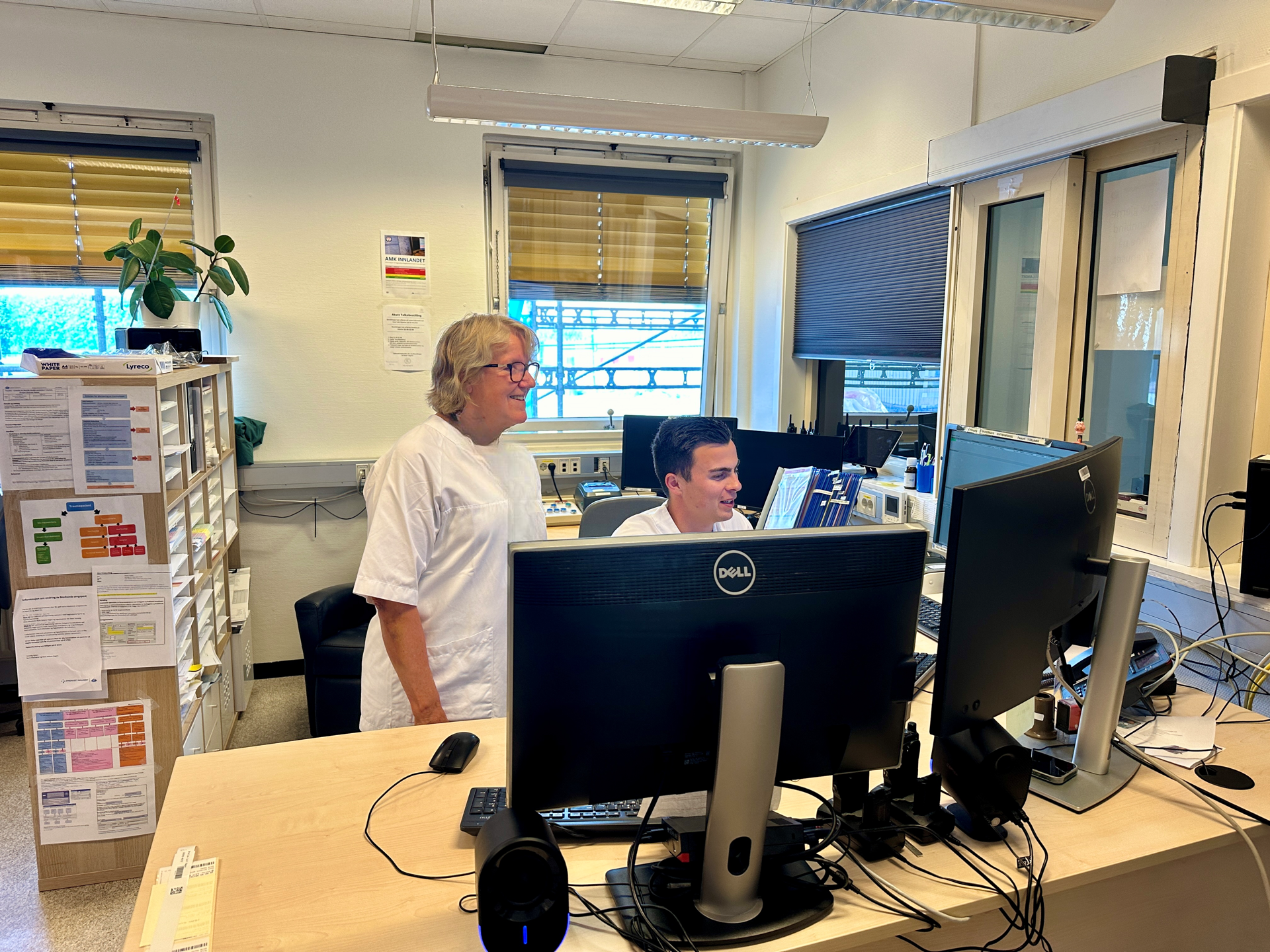 Administrerende direktør foran PC-skjermer.